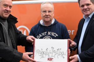 Bei der Spendenübergabe für die Osnabrücker Kindertafel (v.l.n.r.): RST-Mitarbeiter Hendrik Thiemer, Tafelleiter Hermann Große-Marke und RST-Geschäftsführer Jan Christoph Rabe. Foto: Jacobsen/RST