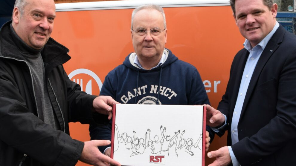 Bei der Spendenübergabe für die Osnabrücker Kindertafel (v.l.n.r.): RST-Mitarbeiter Hendrik Thiemer, Tafelleiter Hermann Große-Marke und RST-Geschäftsführer Jan Christoph Rabe. Foto: Jacobsen/RST