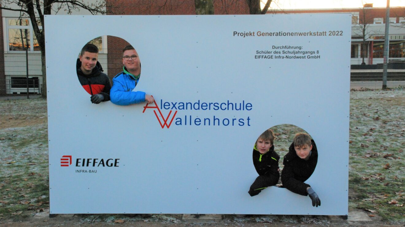 Auf dem Pausenhof der Alexanderschule in Wallenhorst steht seit dieser Woche eine Torwand. Gebaut haben sie fünf Schüler in der Werkstatt des Unternehmens Eiffage Infra Nordwest GmbH in Wallenhorst. Foto: Babette Rüscher-Ufermann