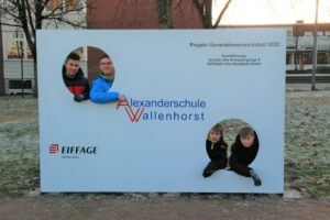 Auf dem Pausenhof der Alexanderschule in Wallenhorst steht seit dieser Woche eine Torwand. Gebaut haben sie fünf Schüler in der Werkstatt des Unternehmens Eiffage Infra Nordwest GmbH in Wallenhorst. Foto: Babette Rüscher-Ufermann