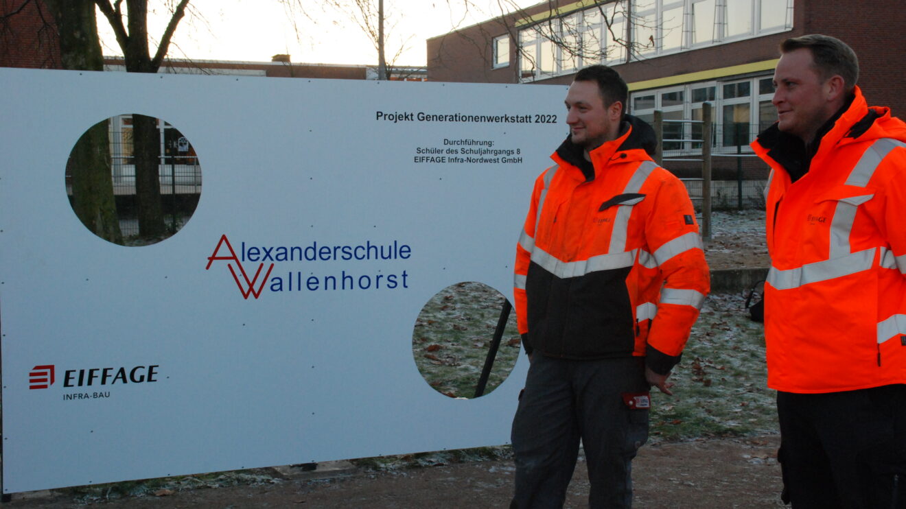 Auf dem Pausenhof der Alexanderschule in Wallenhorst steht seit dieser Woche eine Torwand. Gebaut haben sie fünf Schüler in der Werkstatt des Unternehmens Eiffage Infra Nordwest GmbH in Wallenhorst. Foto: Babette Rüscher-Ufermann