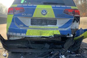 Der beschädigte Streifenwagen der Bramscher Polizei auf der B68 in Wallenhorst nach dem Crash mit einem Volvo. Foto: Polizeiinspektion Osnabrück