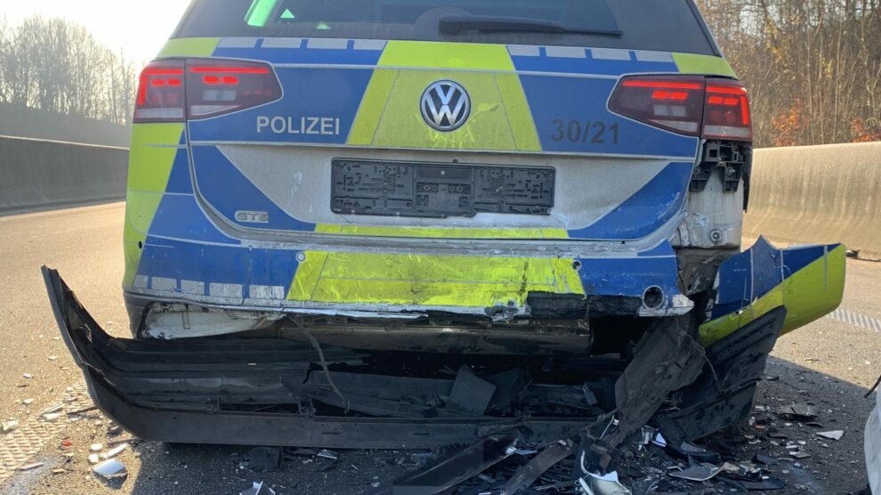 Der beschädigte Streifenwagen der Bramscher Polizei auf der B68 in Wallenhorst nach dem Crash mit einem Volvo. Foto: Polizeiinspektion Osnabrück