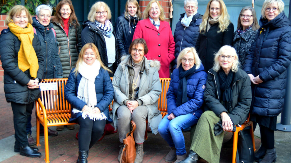 Gemeinsam mit Anna Kebschull (stehend 3. von rechts) weisen Franziska Matt (stehend 5. von links) und die Gleichstellungsbeauftragten im Landkreis Osnabrück mit der orangen Bank auf das Thema Häusliche Gewalt hin. Foto: Landkreis Osnabrück / Henning Müller-Detert