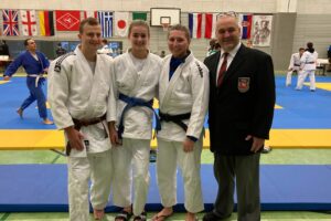 Die Hollager Judoka Mirko Buhr, Laura Albers und Carlotta Osterheider sowie Claus Kroop als Kampfrichter in Berlin. Foto: Blau-Weiss Hollage