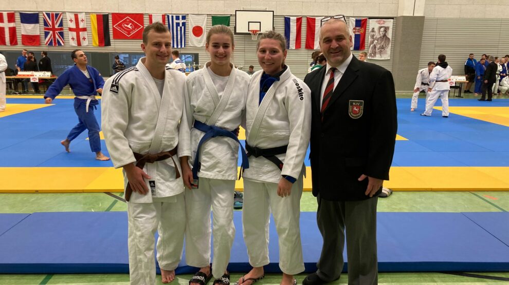 Die Hollager Judoka Mirko Buhr, Laura Albers und Carlotta Osterheider sowie Claus Kroop als Kampfrichter in Berlin. Foto: Blau-Weiss Hollage