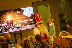 St. Nikolaus hört aufmerksam zu, was die Kinder ihm vortragen. Foto: André Thöle