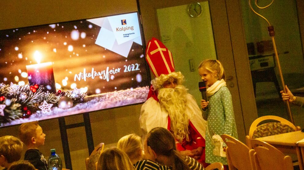 St. Nikolaus hört aufmerksam zu, was die Kinder ihm vortragen. Foto: André Thöle