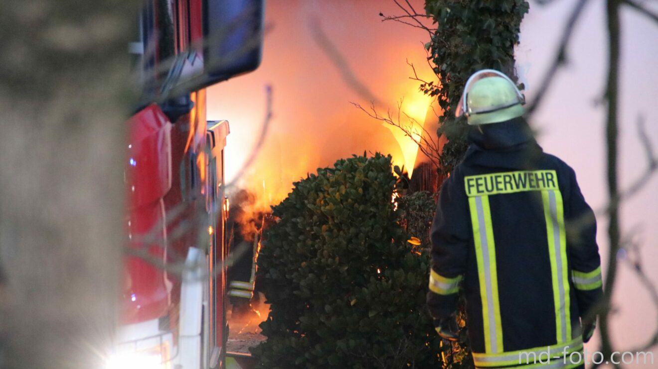 Einsatz für die Feuerwehren aus Wallenhorst und Rulle im Ortsteil Lechtingen bei einem Garagenbrand mit enormer Rauchentwicklung. Foto: Marc Dallmöller / md-foto.com