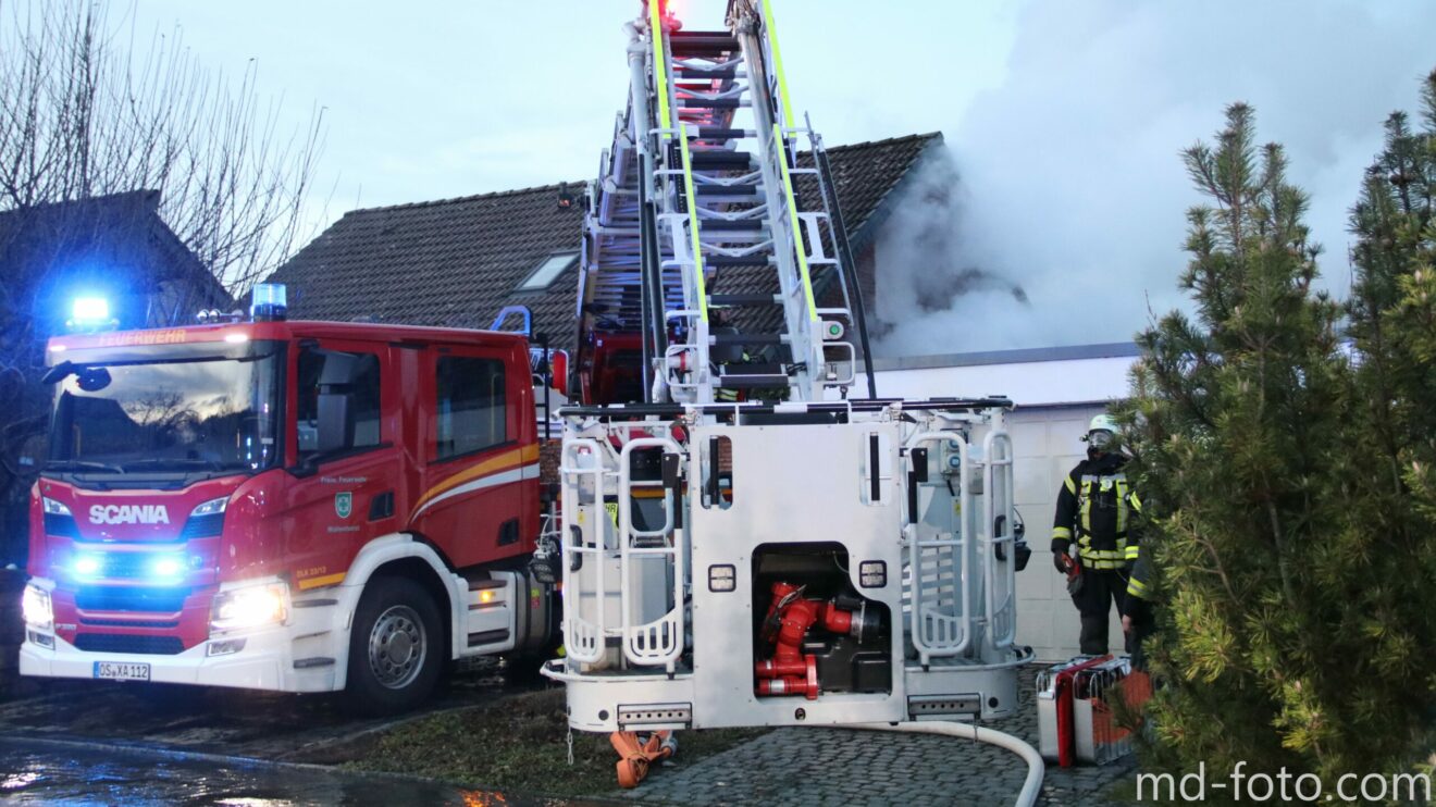 Einsatz für die Feuerwehren aus Wallenhorst und Rulle im Ortsteil Lechtingen bei einem Garagenbrand mit enormer Rauchentwicklung. Foto: Marc Dallmöller / md-foto.com