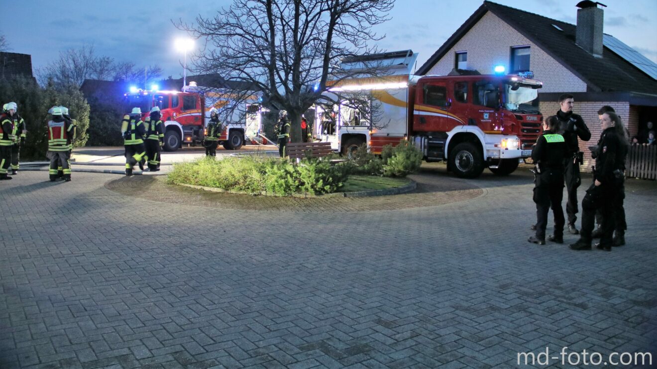 Einsatz für die Feuerwehren aus Wallenhorst und Rulle im Ortsteil Lechtingen bei einem Garagenbrand mit enormer Rauchentwicklung. Foto: Marc Dallmöller / md-foto.com