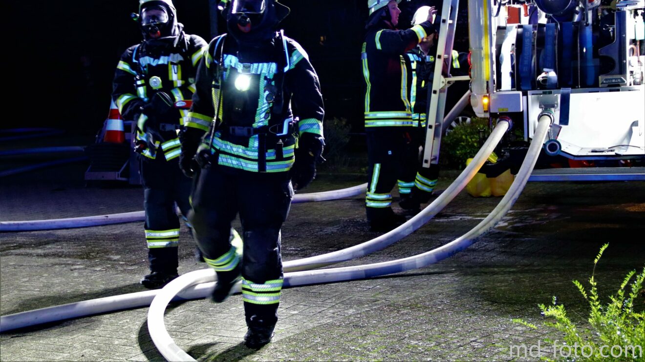 Einsatz für die Feuerwehren aus Wallenhorst und Rulle im Ortsteil Lechtingen bei einem Garagenbrand mit enormer Rauchentwicklung. Foto: Marc Dallmöller / md-foto.com