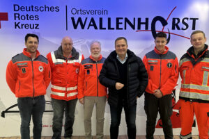 Sebastian Keimer (DRK-Bereitschaftsleiter), Detlef Meyer, Peter Schulte (DRK-Vorstandsmitglied), Guido Pott (Landtagsabgeordneter), Pascal Meyer sowie Nikolas Bergmann. Foto: DRK Wallenhorst