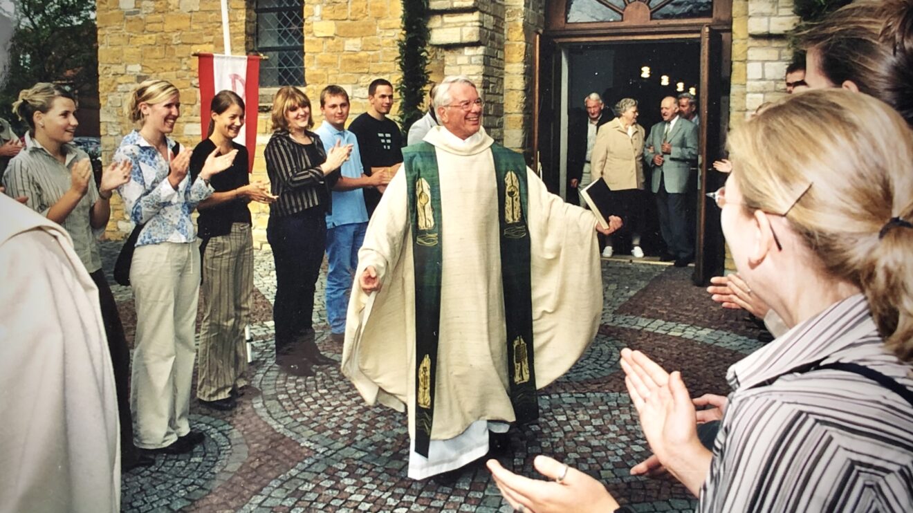 Im Jahre 2003 wurde Pfarrer Birkemeyer nach 25 Jahren in St. Josef Hollage verabschiedet. Foto: Archiv
