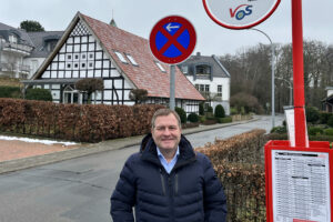 Freut sich über die Landesmittel für den ÖPNV in Wallenhorst: Guido Pott (MdL) an der Haltestelle „Wittekindsburg.“ Foto: Hendrik Chmiel