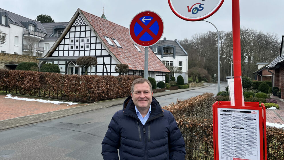 Freut sich über die Landesmittel für den ÖPNV in Wallenhorst: Guido Pott (MdL) an der Haltestelle „Wittekindsburg.“ Foto: Hendrik Chmiel