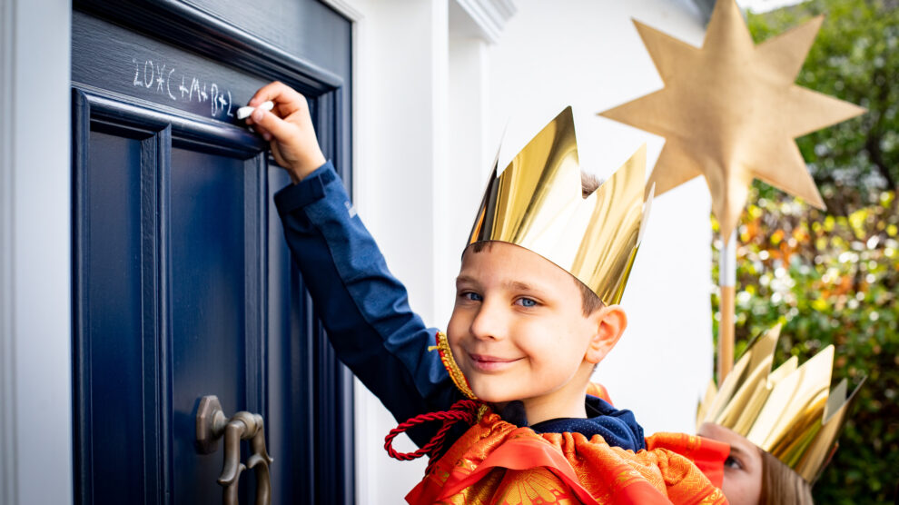 Viele Mädchen und Jungen beteiligen sich überall in Deutschland an der traditionellen Aktion Dreikönigssingen. Als Sternsinger sind sie unterwegs zu den Menschen, bringen den Segen "C+M+B - Christus mansionem benedicat - Christus segne dieses Haus" und sammeln für Not leidende Gleichaltrige in aller Welt. Foto: Martin Steffen / Kindermissionswerk