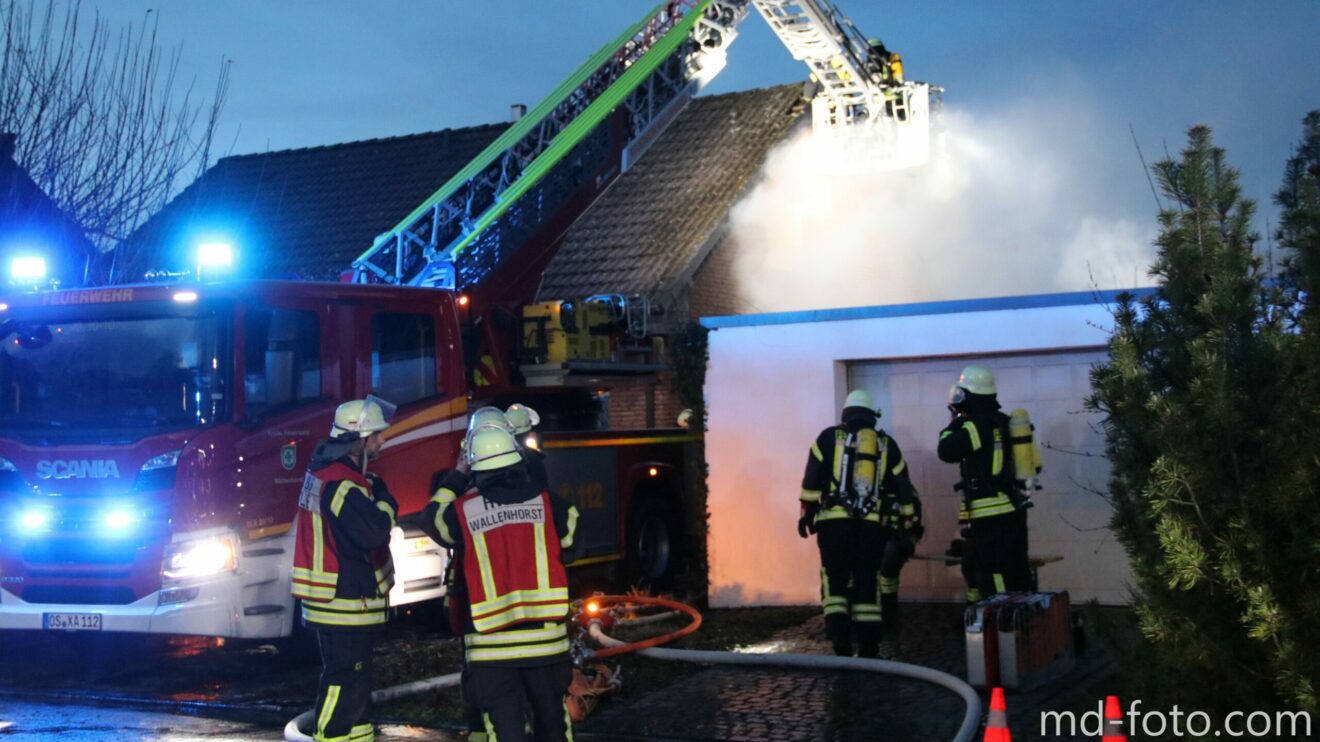 Einsatz für die Feuerwehren aus Wallenhorst und Rulle im Ortsteil Lechtingen bei einem Garagenbrand mit enormer Rauchentwicklung. Foto: Marc Dallmöller / md-foto.com