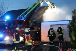 Einsatz für die Feuerwehren aus Wallenhorst und Rulle im Ortsteil Lechtingen bei einem Garagenbrand mit enormer Rauchentwicklung. Foto: Marc Dallmöller / md-foto.com