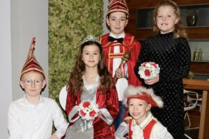 Das Kinderprinzenpaar des KKC, Prinz Tillmann I. (Petzold) und Prinzessin Freda I. (Bauböck) mit ihrem Adjutantenpaar Oskar Kemme und Romi Kuhlmann sowie Funkenmariechen Marit Hellmich. Foto: Kurt Flegel / Kolpingsfamilie Hollage