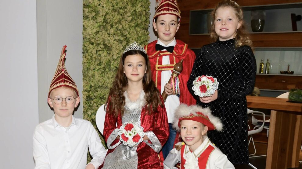 Das Kinderprinzenpaar des KKC, Prinz Tillmann I. (Petzold) und Prinzessin Freda I. (Bauböck) mit ihrem Adjutantenpaar Oskar Kemme und Romi Kuhlmann sowie Funkenmariechen Marit Hellmich. Foto: Kurt Flegel / Kolpingsfamilie Hollage