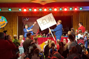 Michi Lührmann und Maik Hörnschemeyer in der „Schilderwerkstatt“ beim KKC-Kinderkarneval. Foto: Kolpingsfamilie Hollage