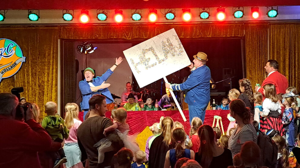 Michi Lührmann und Maik Hörnschemeyer in der „Schilderwerkstatt“ beim KKC-Kinderkarneval. Foto: Kolpingsfamilie Hollage