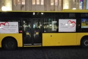 Ein Wärmebus war vor dem Theater Osnabrück zu sehen. Zu den Unterstützer*innen gehört auch der Evangelisch-lutherische Kirchenkreis Osnabrück. Foto: Reinhart Richter