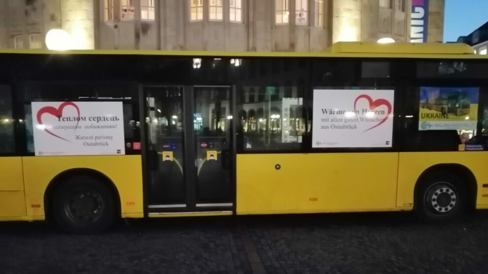 Ein Wärmebus war vor dem Theater Osnabrück zu sehen. Zu den Unterstützer*innen gehört auch der Evangelisch-lutherische Kirchenkreis Osnabrück. Foto: Reinhart Richter