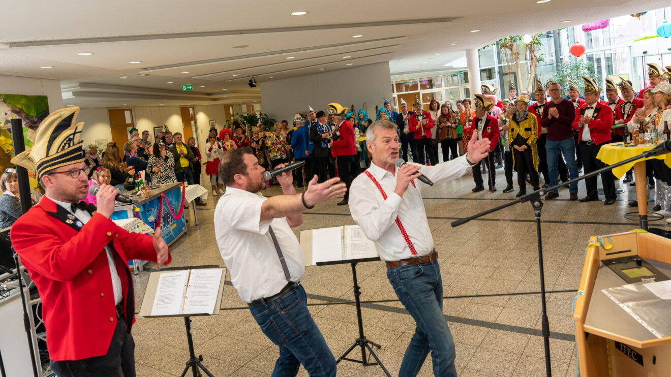 Trio fatal: Thomas Torbecke, Christian Riepe und Jörg Riepe rocken das Rathausfoyer. Foto: Thomas Remme / Gemeinde Wallenhorst