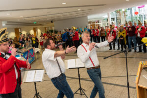 Trio fatal: Thomas Torbecke, Christian Riepe und Jörg Riepe rocken das Rathausfoyer. Foto: Thomas Remme / Gemeinde Wallenhorst