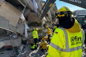 Mit insgesamt 40 Einsatzkräften und drei Rettungshunden war das @fire-Team pausenlos mit der Suche und Rettung nach Verschütteten beschäftigt und unterstützte bei der Koordination der internationalen Hilfe. Foto: @fire