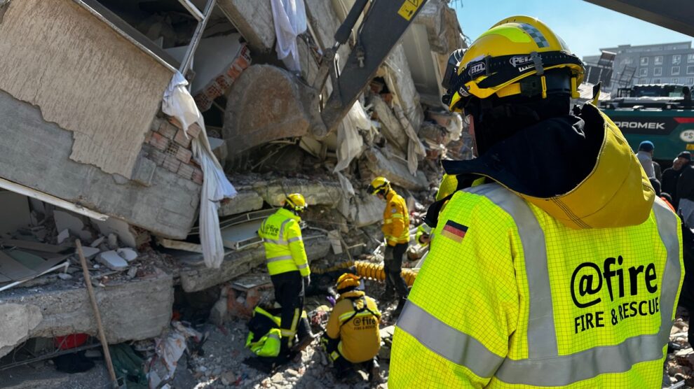 Mit insgesamt 40 Einsatzkräften und drei Rettungshunden war das @fire-Team pausenlos mit der Suche und Rettung nach Verschütteten beschäftigt und unterstützte bei der Koordination der internationalen Hilfe. Foto: @fire