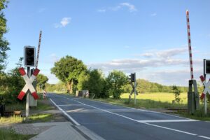 Neues vom Radwegebau zwischen Hollage und Halen: Auf westfälischer Seite möchte die Bahn im Herbst mit den Bauarbeiten am Bahnübergang in Halen beginnen. Foto: Volker Holtmeyer