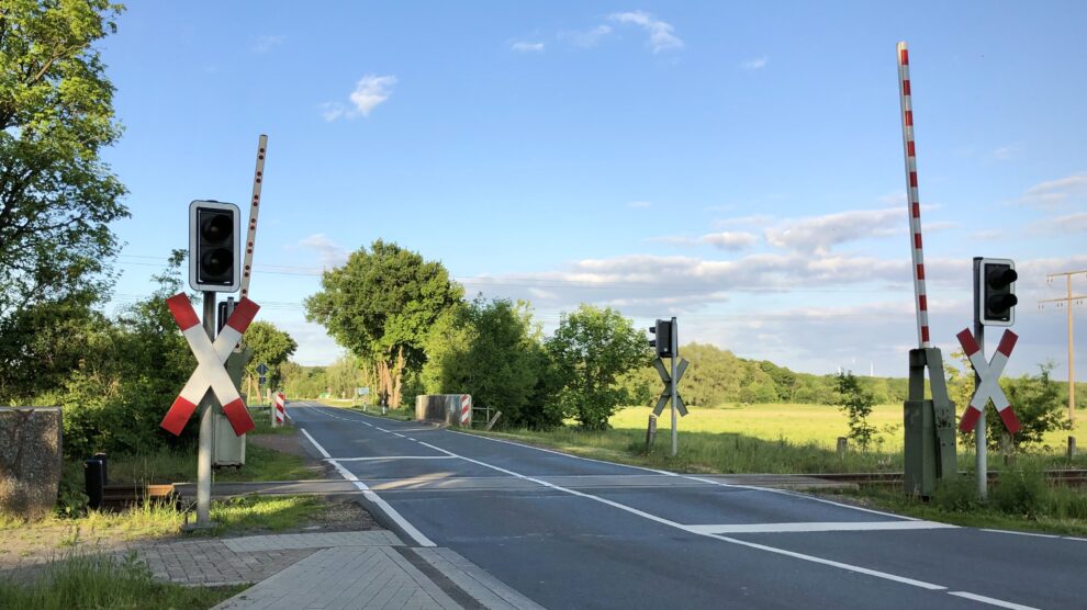 Neues vom Radwegebau zwischen Hollage und Halen: Auf westfälischer Seite möchte die Bahn im Herbst mit den Bauarbeiten am Bahnübergang in Halen beginnen. Foto: Volker Holtmeyer