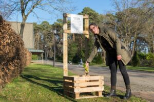 Wallenhorsts Umweltbeauftragte Isabella Markfort mit dem Blumenzwiebel-Tauschkasten auf dem Friedhof in Hollage. Foto: André Thöle / Gemeinde Wallenhorst