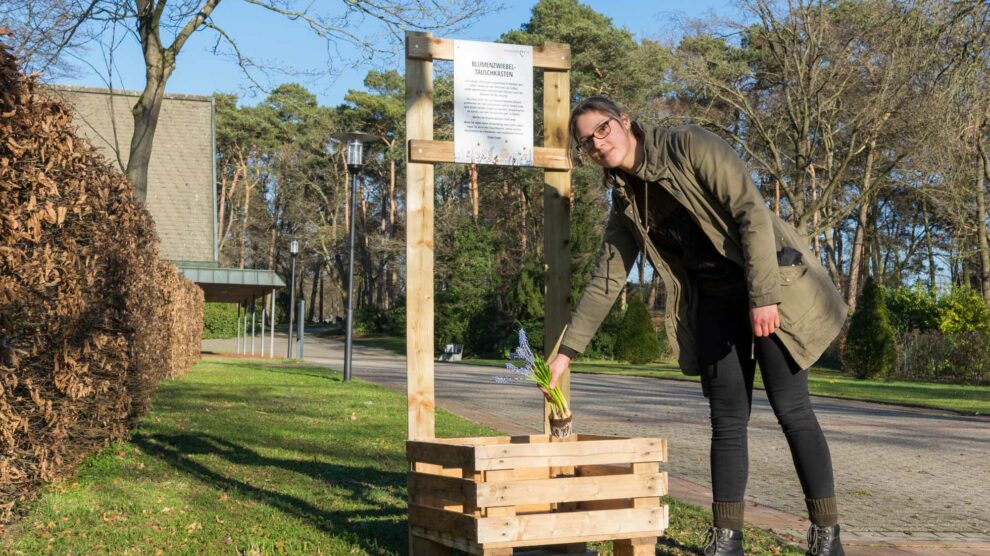 Wallenhorsts Umweltbeauftragte Isabella Markfort mit dem Blumenzwiebel-Tauschkasten auf dem Friedhof in Hollage. Foto: André Thöle / Gemeinde Wallenhorst