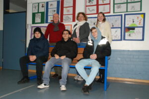 Die Schüler mit „Unruheständler“ Hubert Moorkamp, Schulleiterin Brigitte Vollmer und Schulsozialpädagogin Alexandra Krümberg. Foto: Babette Rüscher-Ufermann