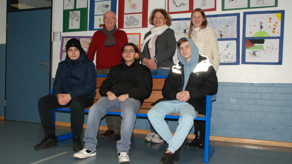 Die Schüler mit „Unruheständler“ Hubert Moorkamp, Schulleiterin Brigitte Vollmer und Schulsozialpädagogin Alexandra Krümberg. Foto: Babette Rüscher-Ufermann