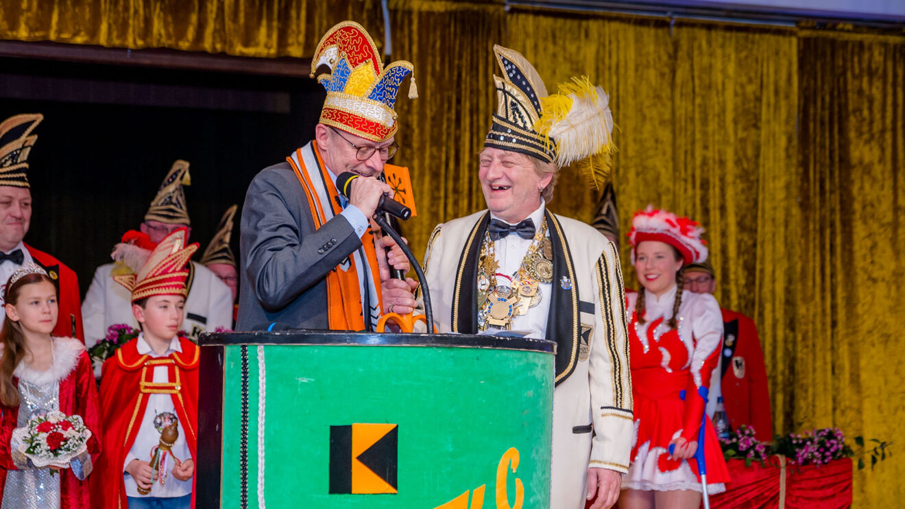 Bürgermeister Otto Steinkamp überreicht Prinz Stefan II. den symbolischen Rathausschlüssel. Foto: Dennis Flegel