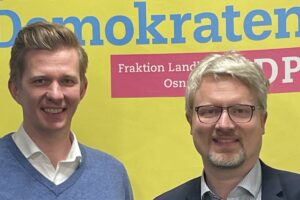 Der Vorsitzende der FDP-Kreistagsfraktion Matthias Seestern-Pauly, MdB (links) begrüßt Markus Steinkamp als neuen Kreistagsabgeordneten. Foto: FDP Osnabrück-Land
