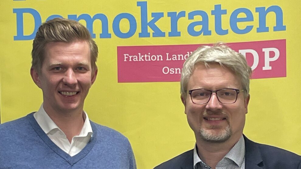 Der Vorsitzende der FDP-Kreistagsfraktion Matthias Seestern-Pauly, MdB (links) begrüßt Markus Steinkamp als neuen Kreistagsabgeordneten. Foto: FDP Osnabrück-Land