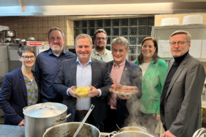 v.l. Simone Pott (Vorstandsmitglied SPD), Hendrik Remme (Vorsitzender SPD), Guido Pott (SPD-Landtagsabgeordneter), Florian Nieporte (Gasthaus "Zum Alten Kloster"), Hans Stegemann (Ratsvorsitzender), Claudia Burs (Vorstandsmitglied SPD) und Otto Steinkamp (Bürgermeister).