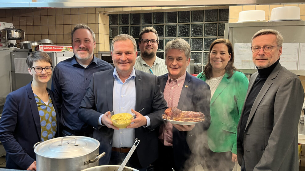 v.l. Simone Pott (Vorstandsmitglied SPD), Hendrik Remme (Vorsitzender SPD), Guido Pott (SPD-Landtagsabgeordneter), Florian Nieporte (Gasthaus "Zum Alten Kloster"), Hans Stegemann (Ratsvorsitzender), Claudia Burs (Vorstandsmitglied SPD) und Otto Steinkamp (Bürgermeister).