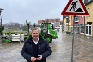 Der Wallenhorster Landtagsabgeordnete Guido Pott freut sich über die sichtbaren Fortschritte bei der Aufwertung des Wallenhorster Zentrums. Foto: Hendrik Chmiel