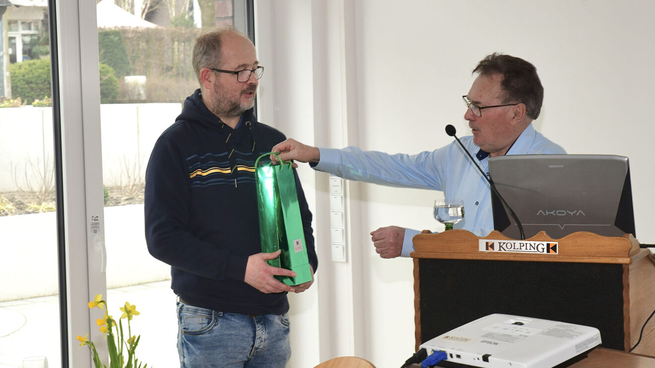 Josef Thöle dankt Mathias Owerrin für seinen Vortrag. Foto: Kurt Flegel / Kolpingsfamilie Hollage