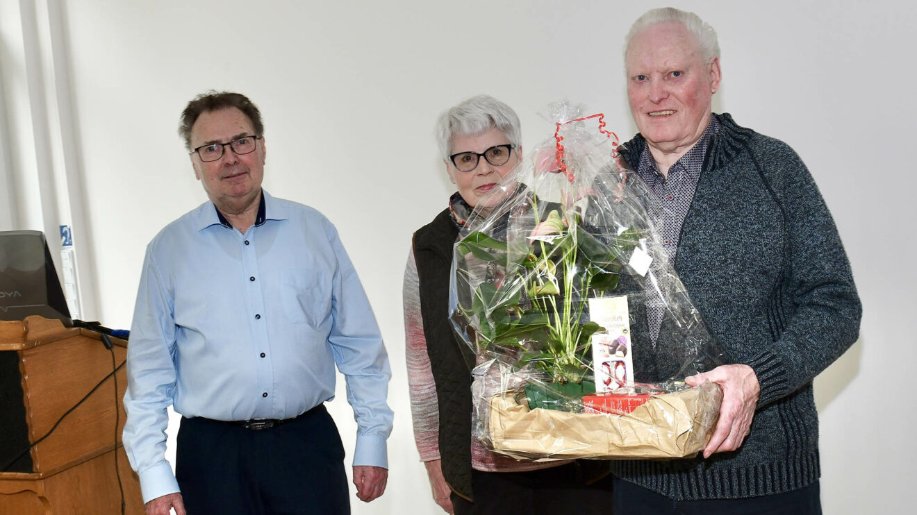 Josef Thöle dankt Gisela Placke und Johannes Holtmeyer für ihr Engagement im Helferteam. Foto: Kurt Flegel / Kolpingsfamilie Hollage