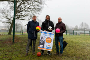 Freuen sich auf den Start des offenen Ballspielangebots in Wallenhorst (von links): Bürgermeister Otto Steinkamp, Stefan Wessels und Andreas Albers (Gemeindeverwaltung). Foto: André Thöle / Gemeinde Wallenhorst