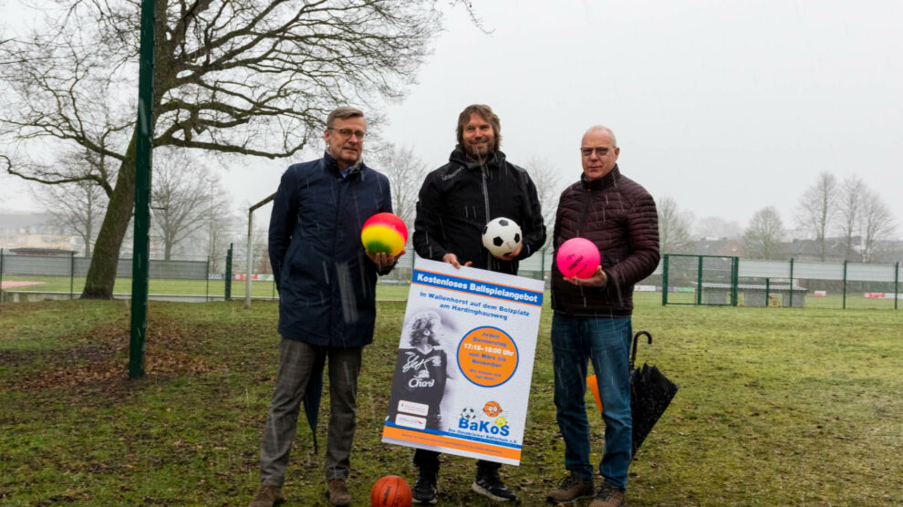 Freuen sich auf den Start des offenen Ballspielangebots in Wallenhorst (von links): Bürgermeister Otto Steinkamp, Stefan Wessels und Andreas Albers (Gemeindeverwaltung). Foto: André Thöle / Gemeinde Wallenhorst