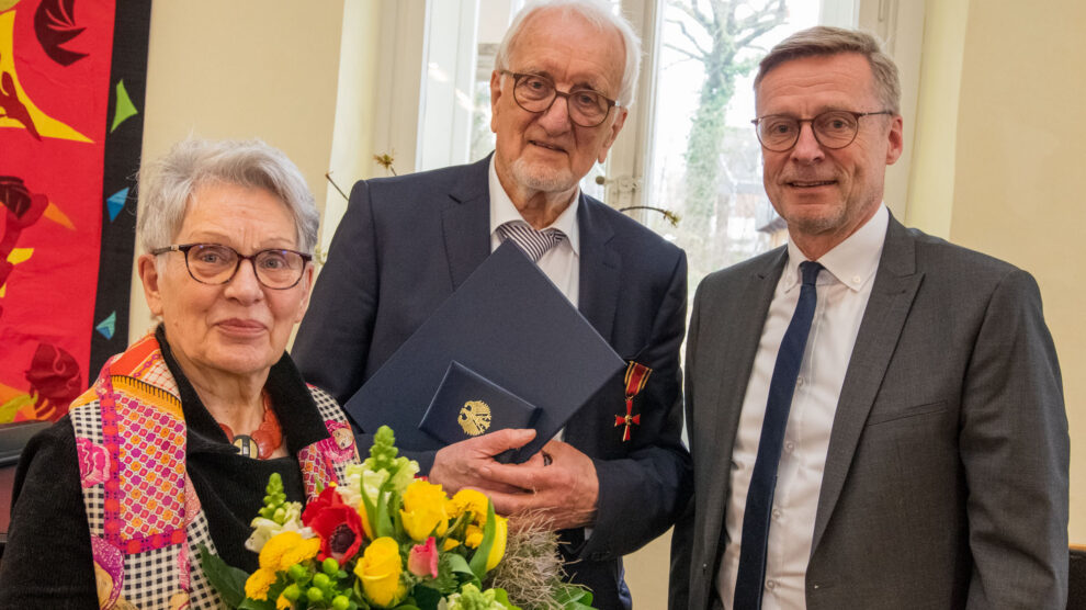 Bürgermeister Otto Steinkamp gratuliert Erich Goer und überreicht dessen Frau Lilo einen Blumenstrauß. Foto: André Thöle / Gemeinde Wallenhorst